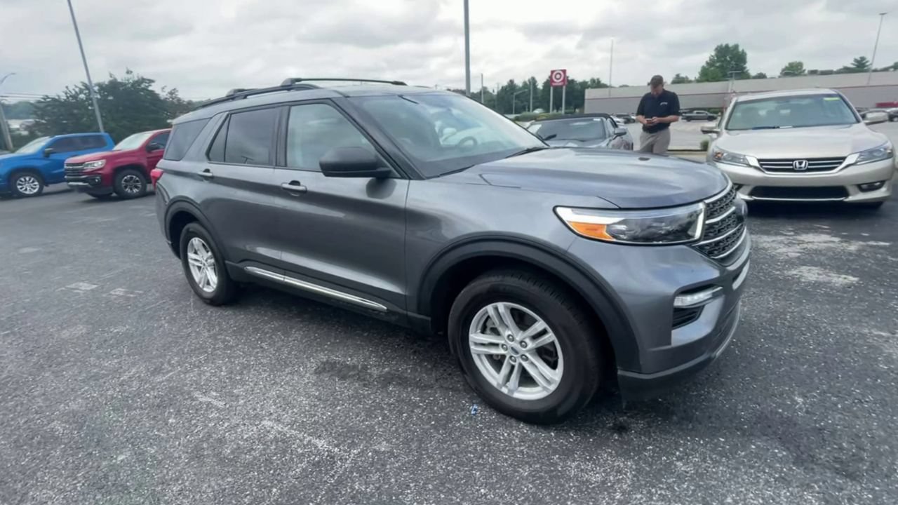 Used 2024 Ford Explorer XLT w/ Equipment Group 202A AWD/4WD image 3