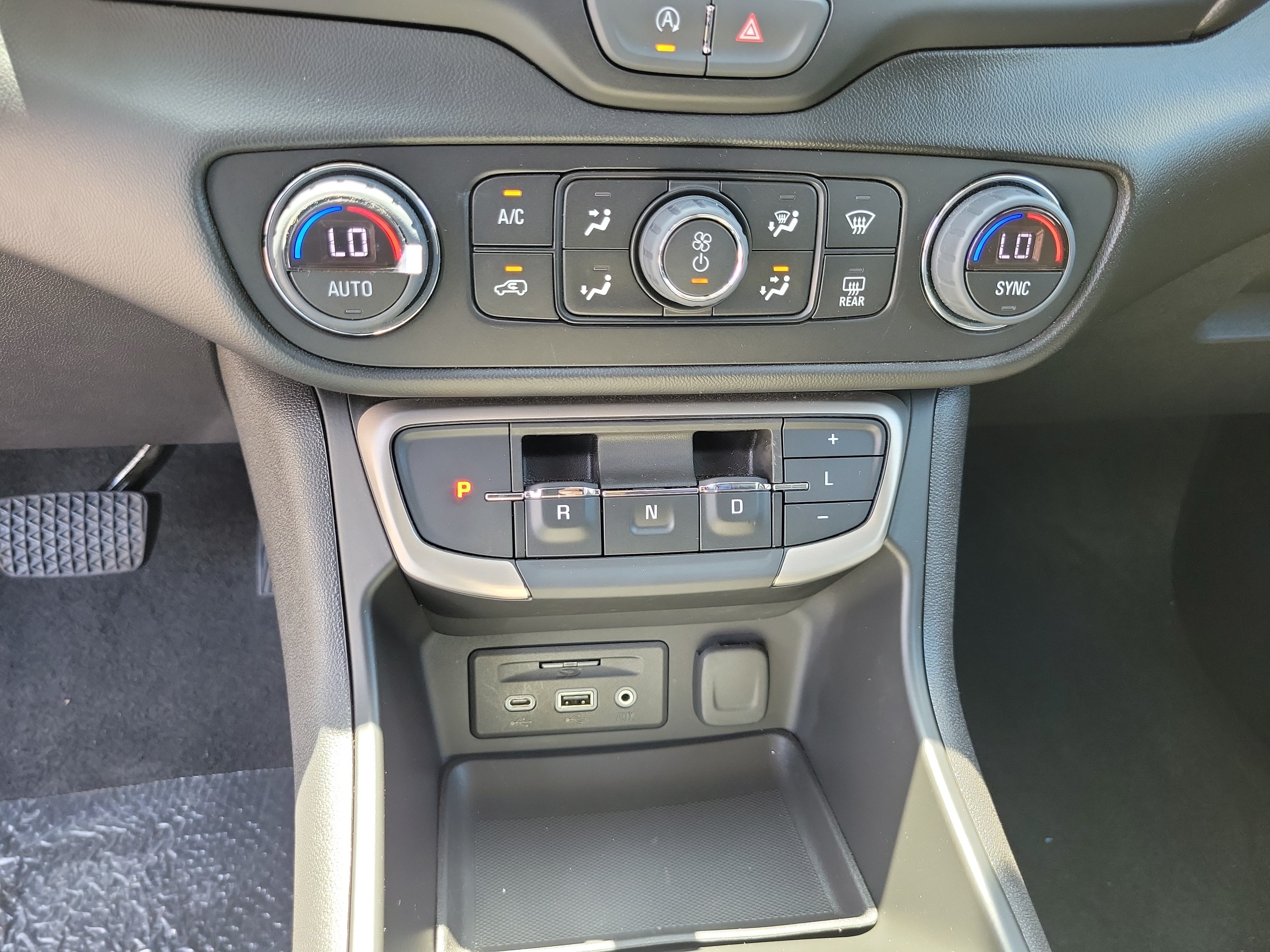 Used 2024 GMC Terrain Denali w/ Denali Premium Package AWD/4WD image 25