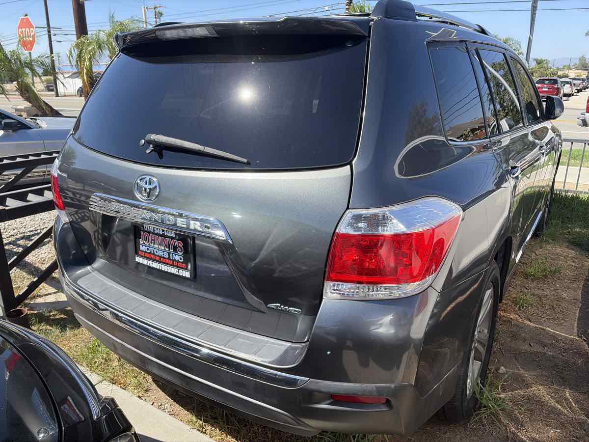 Used 2012 Toyota Highlander Limited w/ Tow Pkg AWD/4WD image 3
