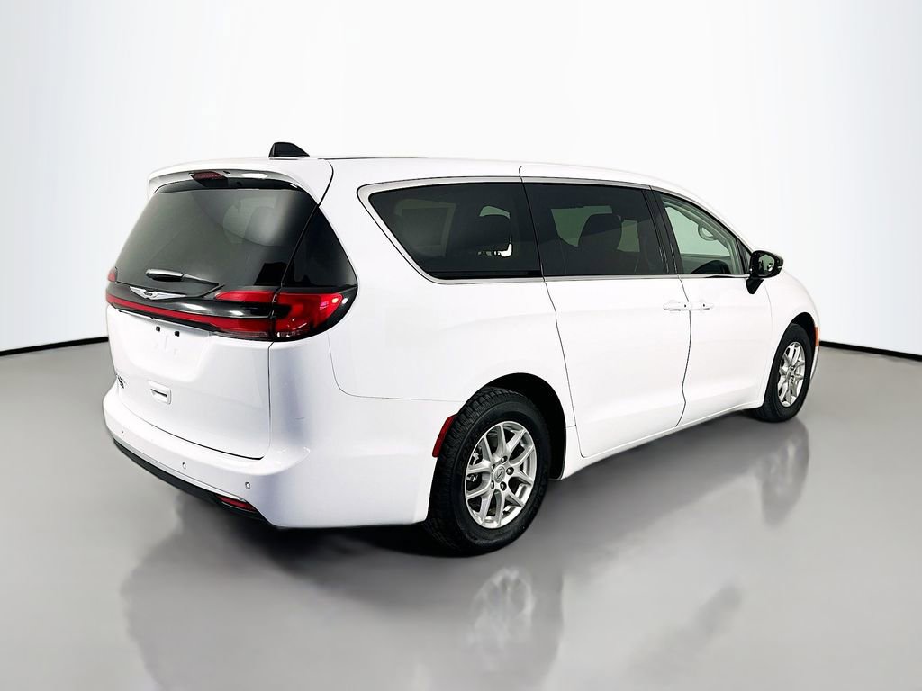 Used 2024 Chrysler Pacifica Touring-L image 7