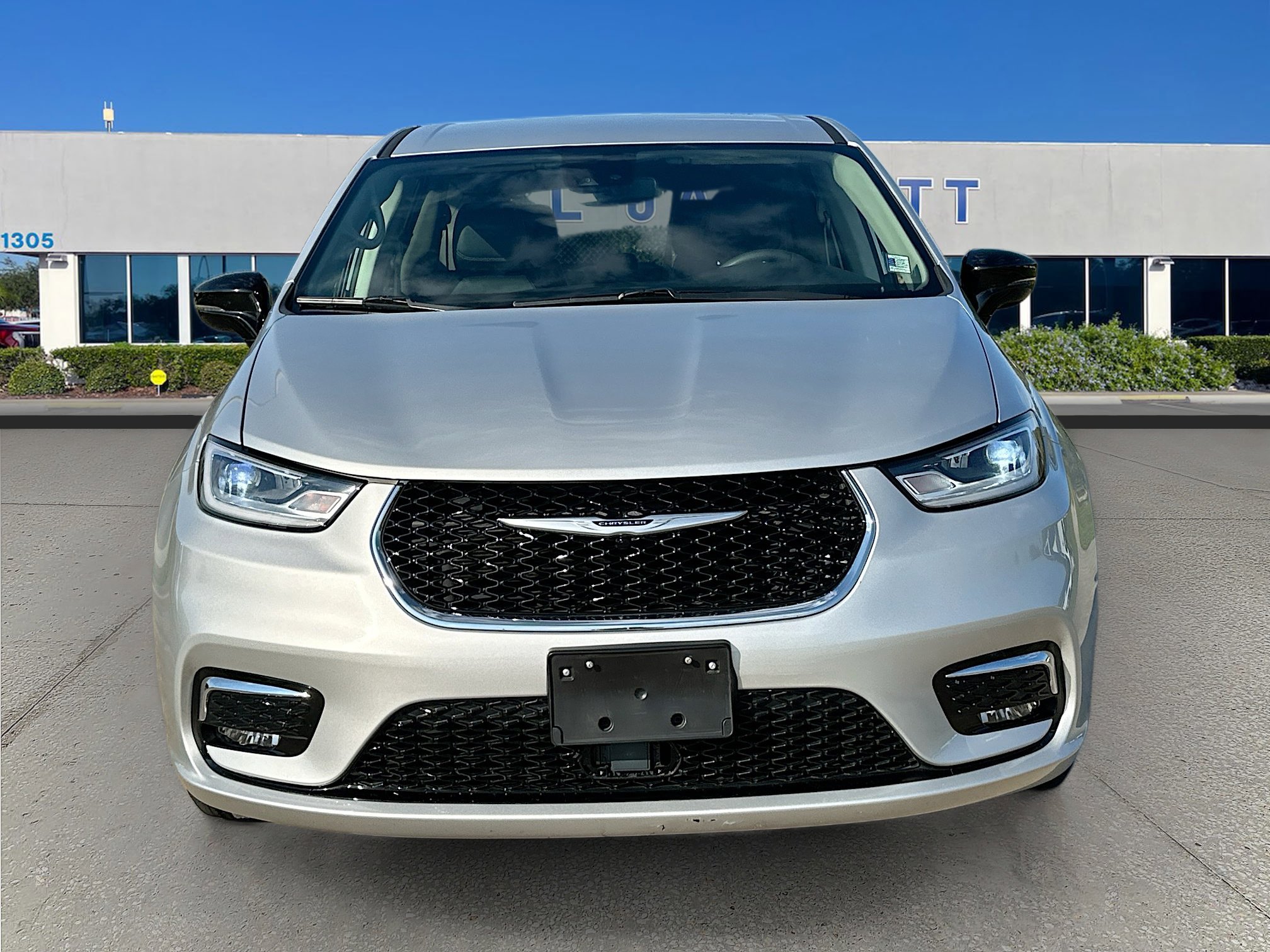Used 2024 Chrysler Pacifica Touring-L image 2