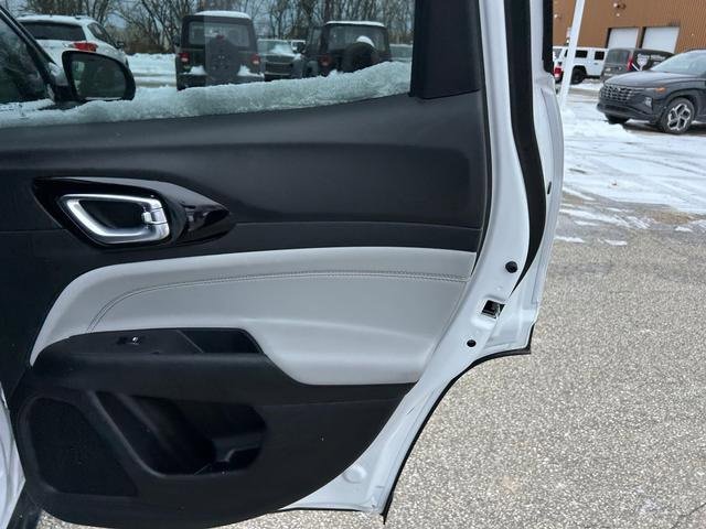 Used 2025 Jeep Compass Limited image 27