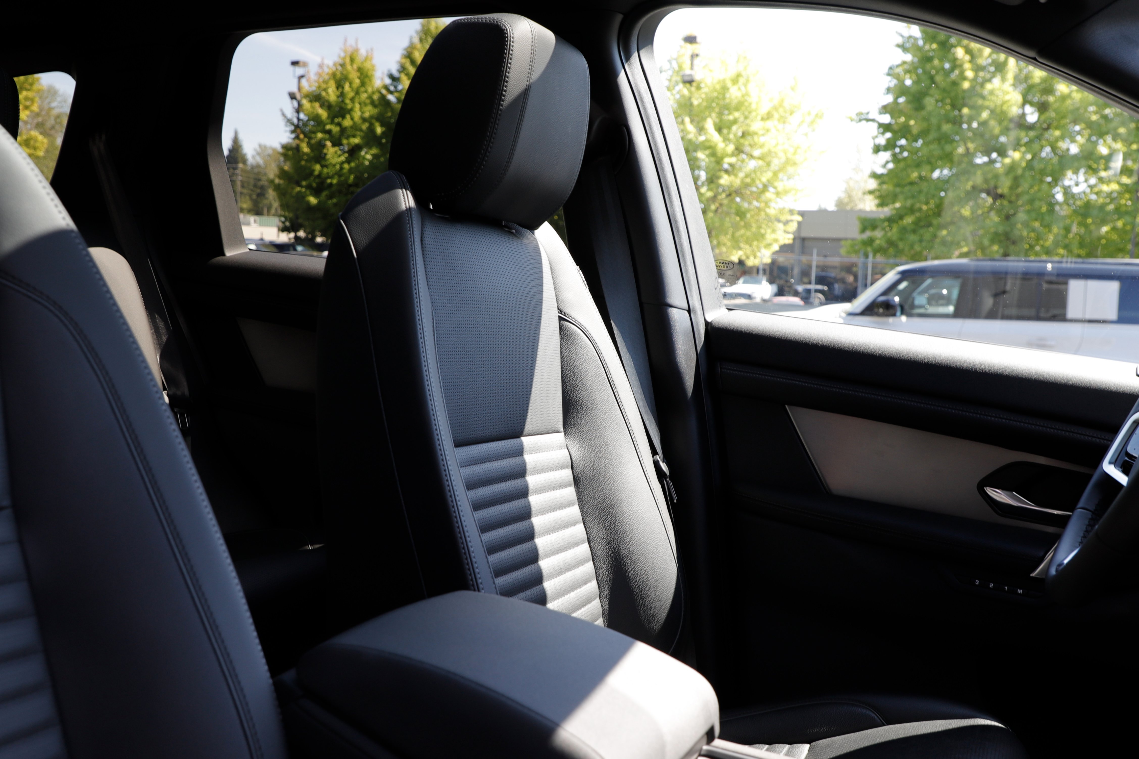 Certified 2025 Land Rover Discovery Sport Dynamic SE AWD/4WD image 12