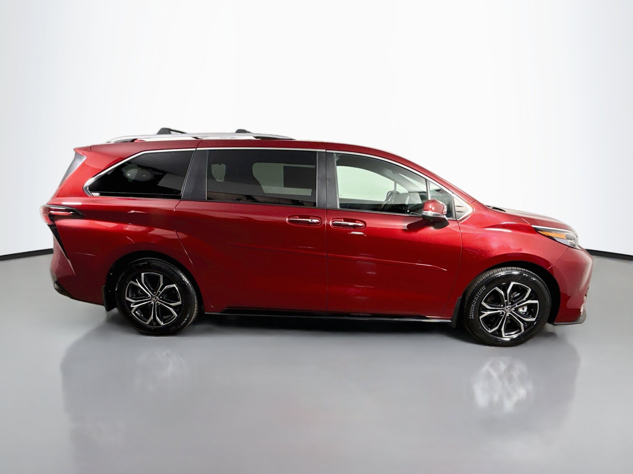 Used 2025 Toyota Sienna Platinum AWD/4WD image 8