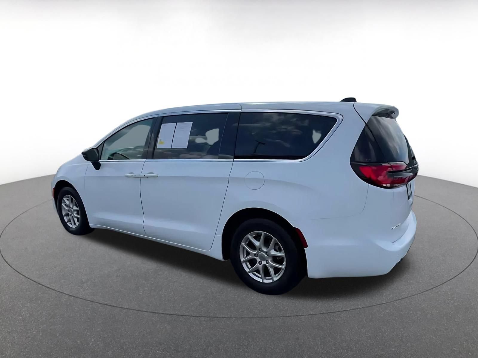 Used 2024 Chrysler Pacifica Touring-L FWD image 8