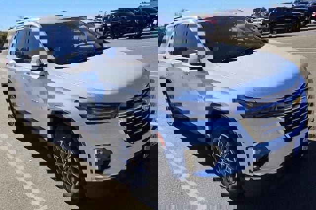 Used 2023 Chevrolet Traverse LT image 2