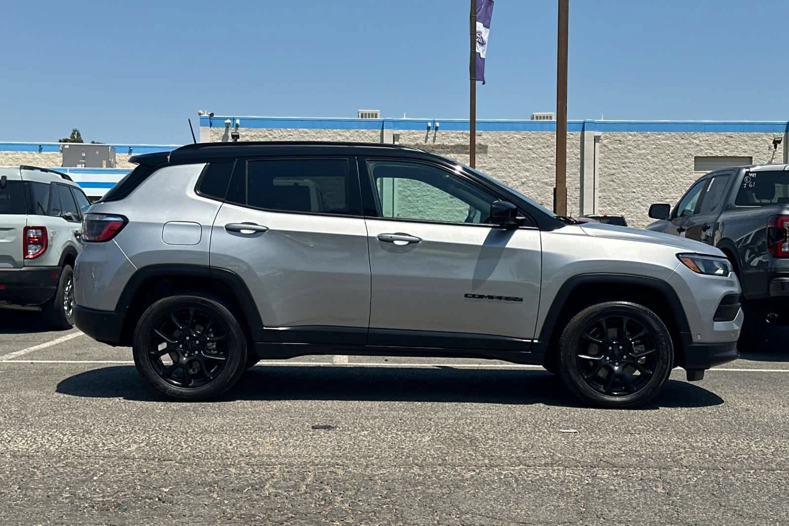 Used 2023 Jeep Compass Latitude w/ Convenience Group AWD/4WD image 9