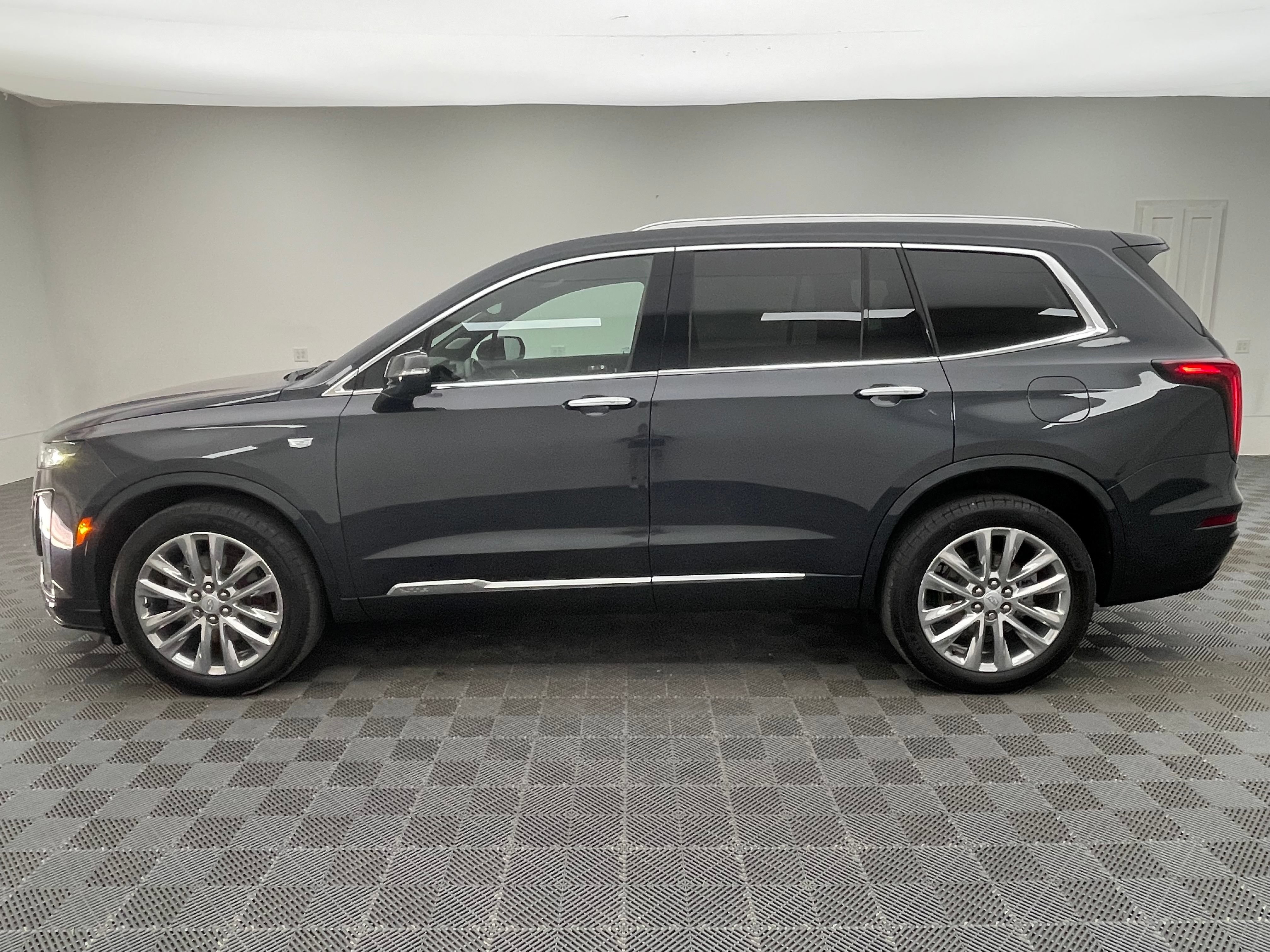 Used 2023 Cadillac XT6 Premium Luxury w/ Technology Package AWD/4WD image 15