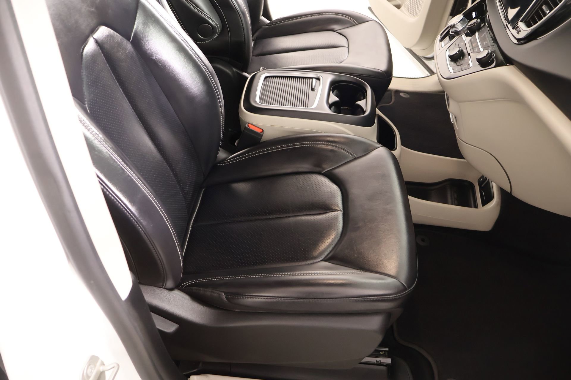 Used 2023 Chrysler Pacifica Touring-L image 13