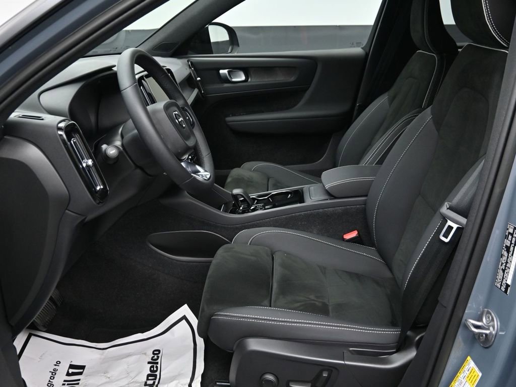 Used 2023 Volvo XC40 Recharge Plus image 9