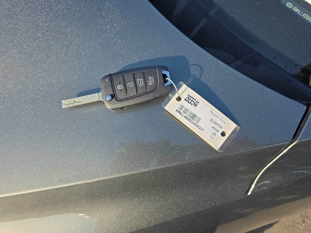 Used 2025 Hyundai Elantra SE FWD image 26