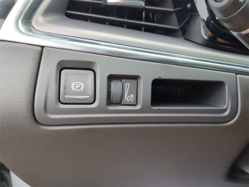 New 2025 Cadillac XT5 Luxury image 17