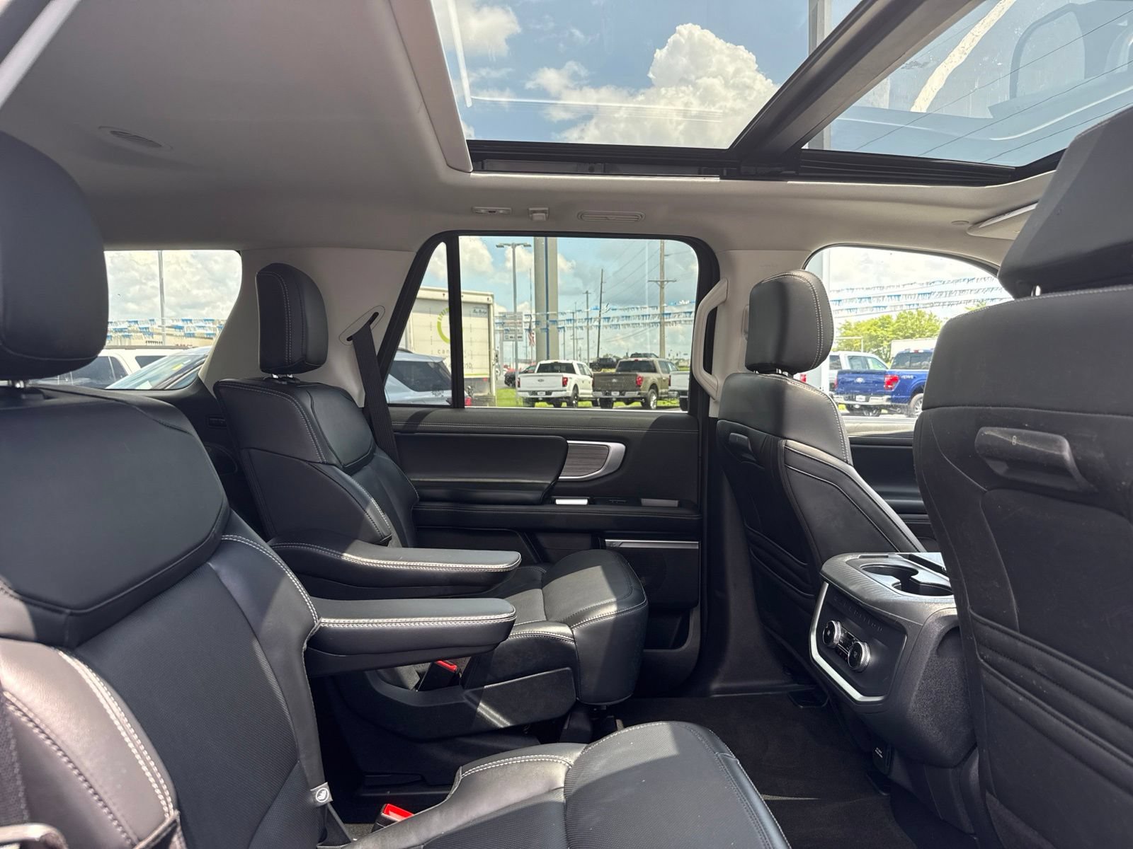 Used 2025 Ford Expedition Platinum AWD/4WD image 17