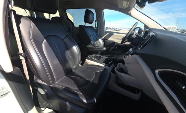 Used 2023 Chrysler Pacifica Touring-L image 10