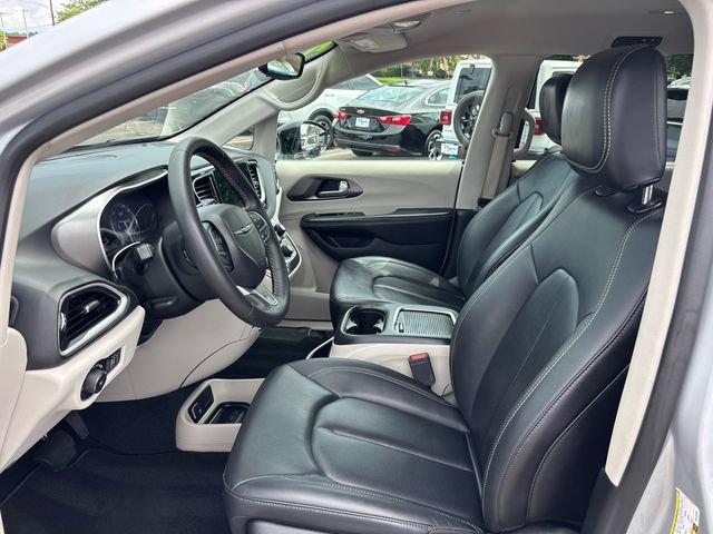 Used 2024 Chrysler Pacifica Touring-L FWD image 6