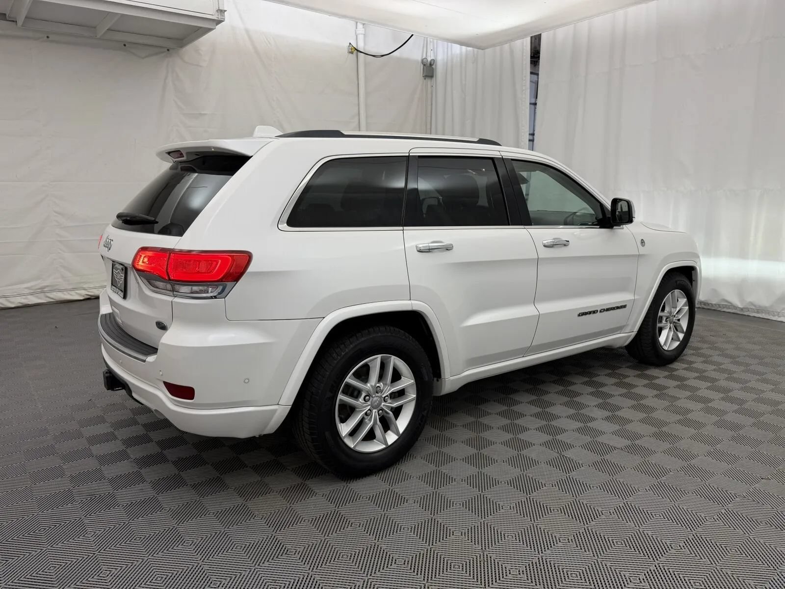 Used 2017 Jeep Grand Cherokee Overland w/ Jeep Active Safety Group AWD/4WD image 6