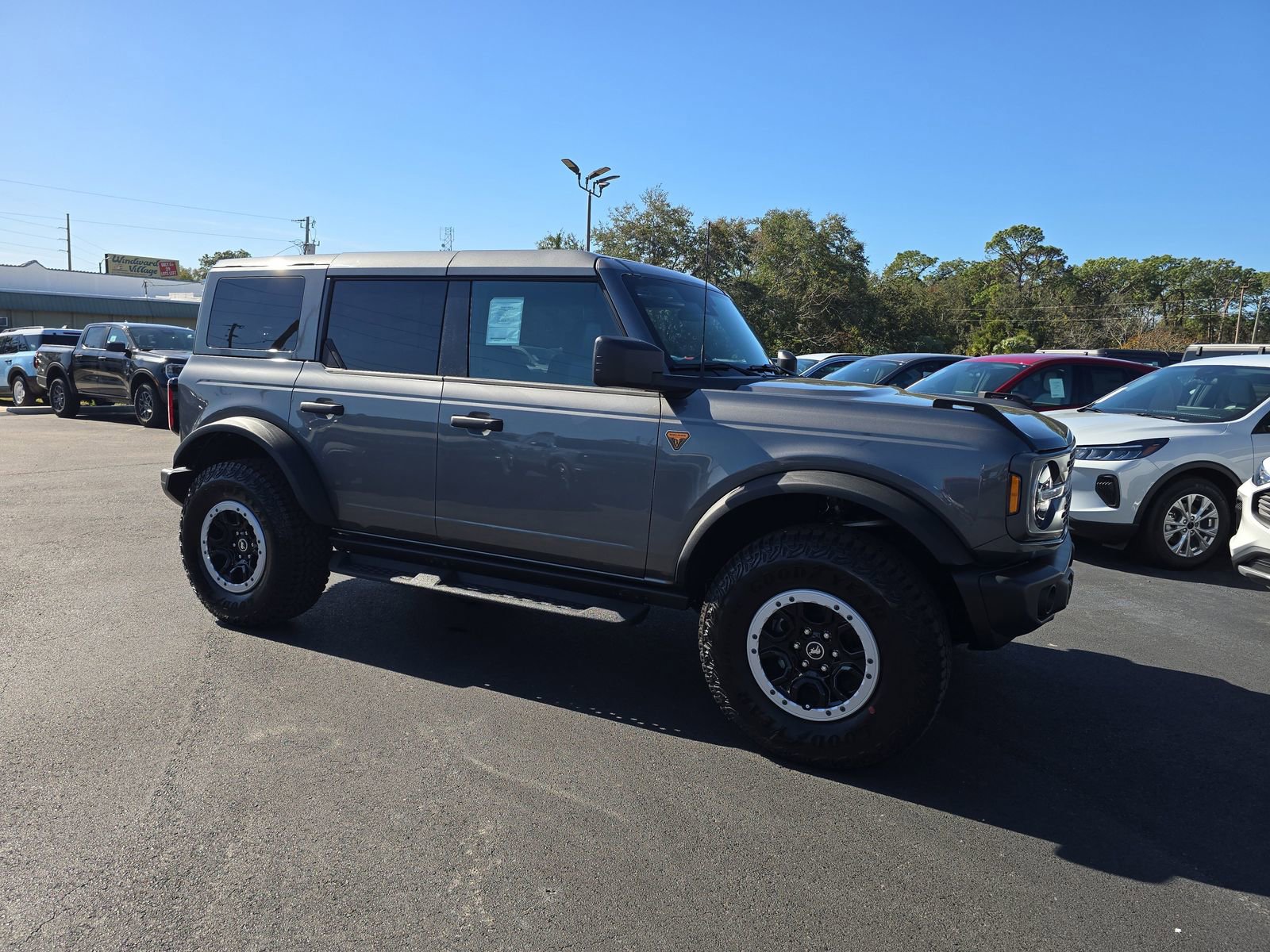 New 2025 Ford Bronco Badlands w/ Sasquatch Package AWD/4WD image 2