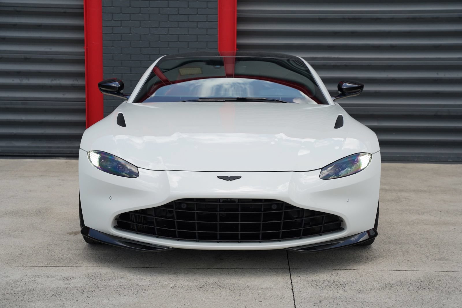 Used 2023 Aston Martin V8 Vantage Coupe RWD image 2