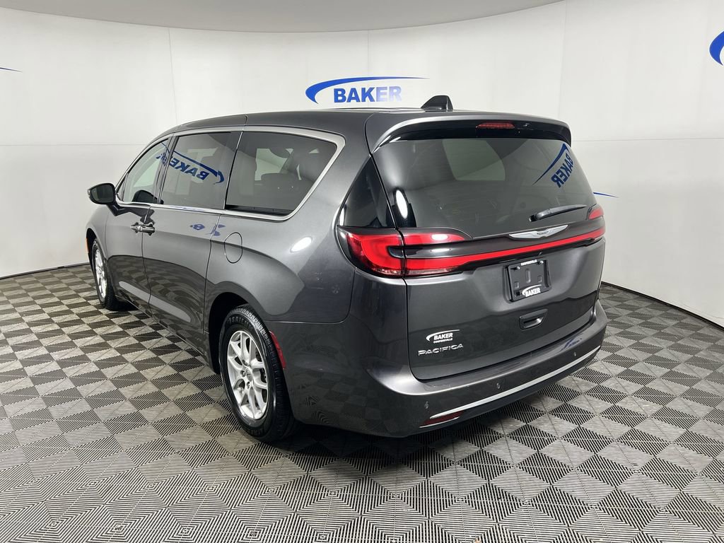Used 2023 Chrysler Pacifica Touring-L image 7