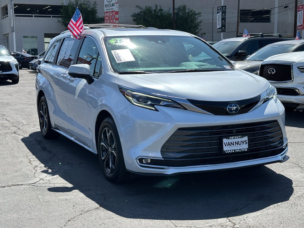 Used 2025 Toyota Sienna Platinum AWD/4WD image 10