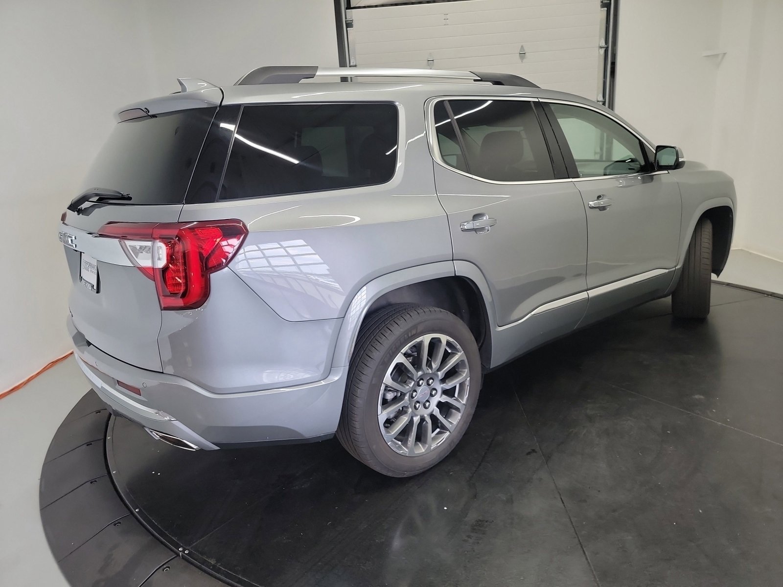 Used 2023 GMC Acadia Denali image 9