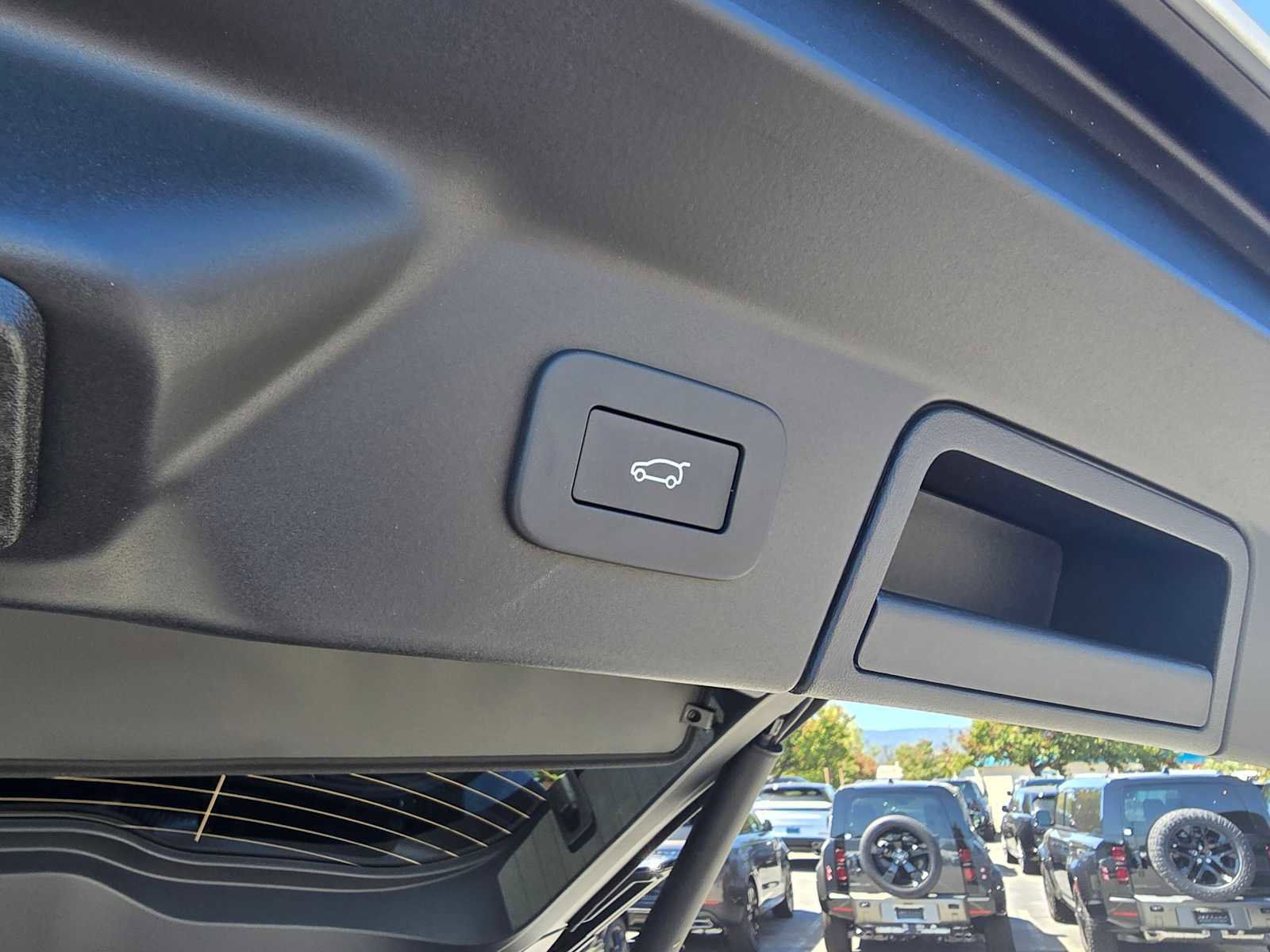 New 2026 Land Rover Range Rover Velar Dynamic SE image 17