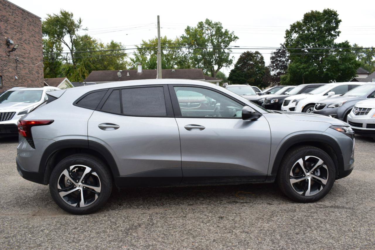 Used 2026 Chevrolet Trax RS w/ Sunroof Package FWD image 7