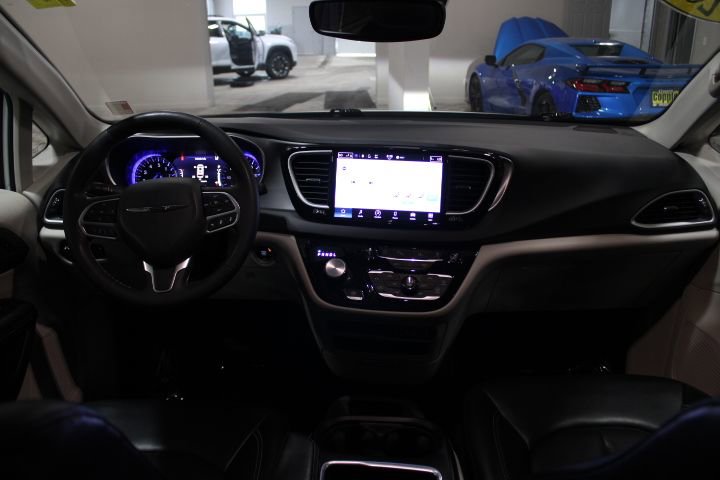 Used 2023 Chrysler Pacifica Touring-L image 2