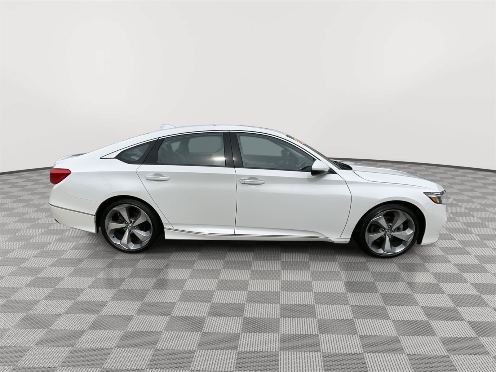 Used 2018 Honda Accord Touring image 14