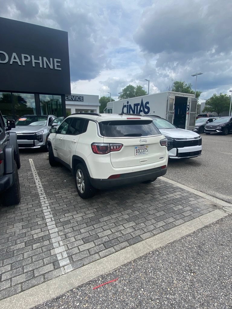 Used 2018 Jeep Compass Latitude w/ Popular Equipment Group FWD image 10