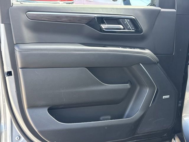 Used 2025 Chevrolet Suburban Premier image 22