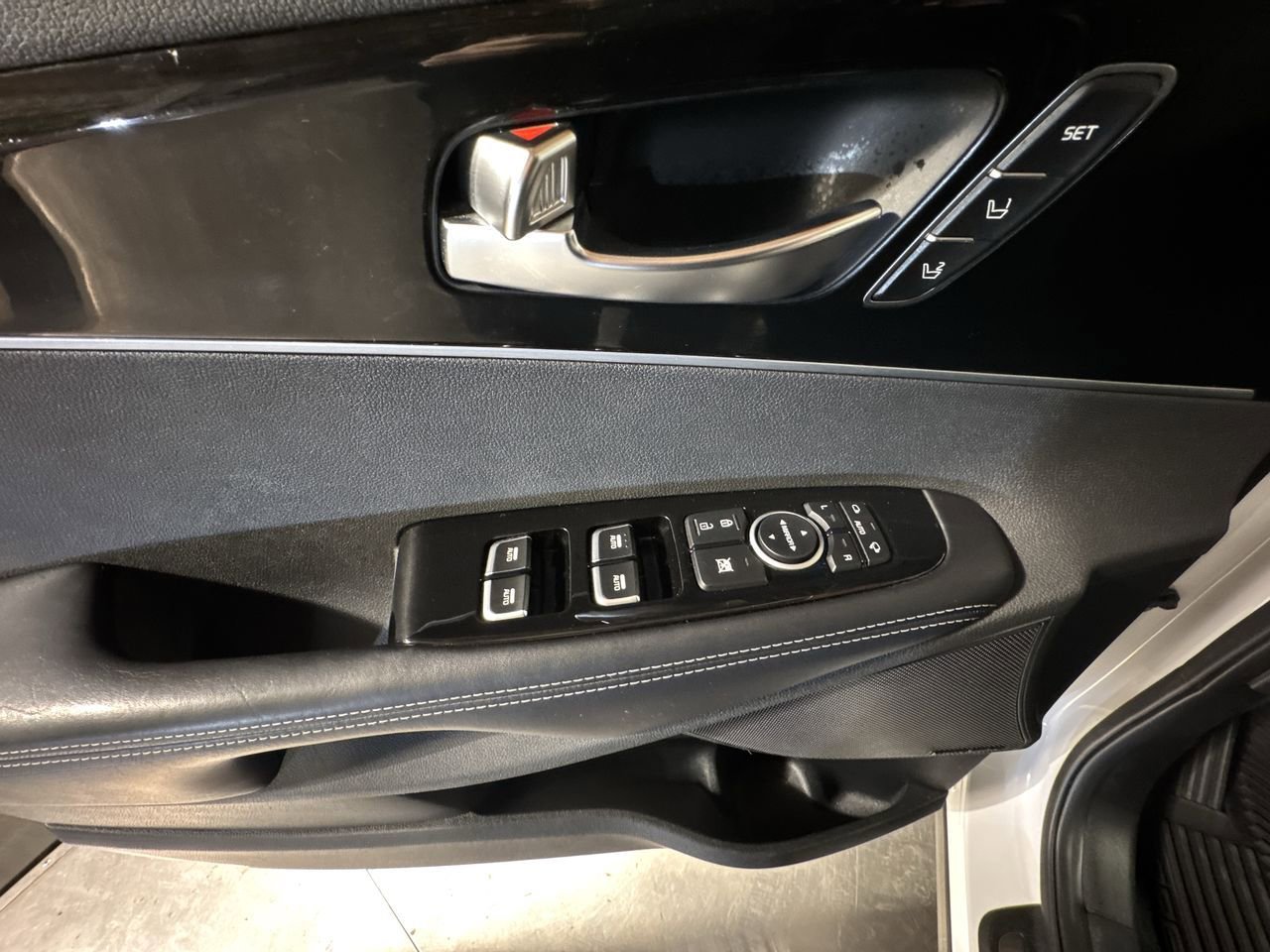 Used 2019 Kia Sorento SX image 21