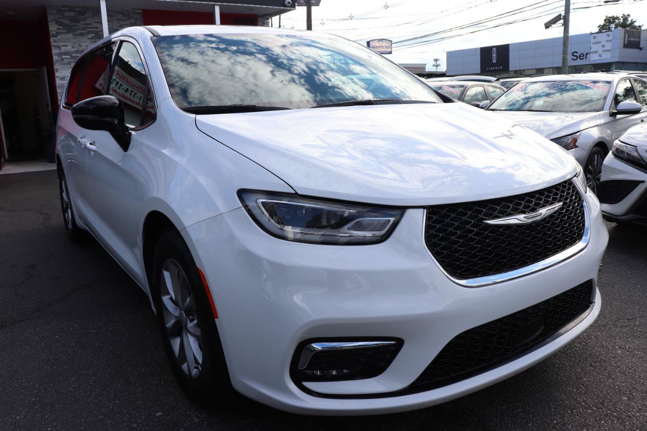Used 2026 Chrysler Pacifica Limited FWD image 7
