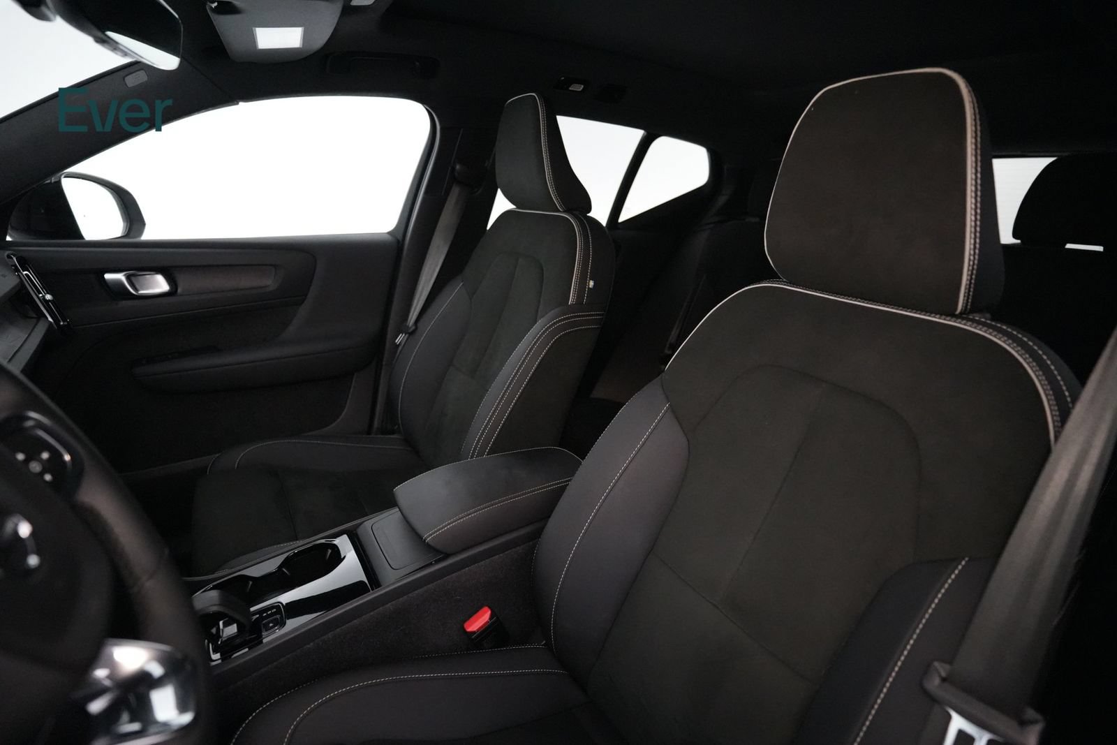Used 2023 Volvo XC40 Recharge Plus AWD/4WD image 4