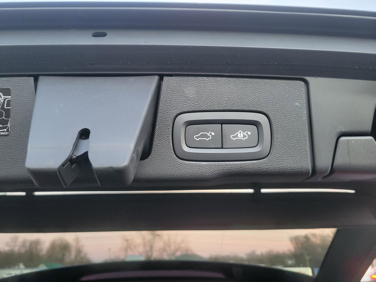 Used 2020 Volvo XC60 T5 Momentum image 14
