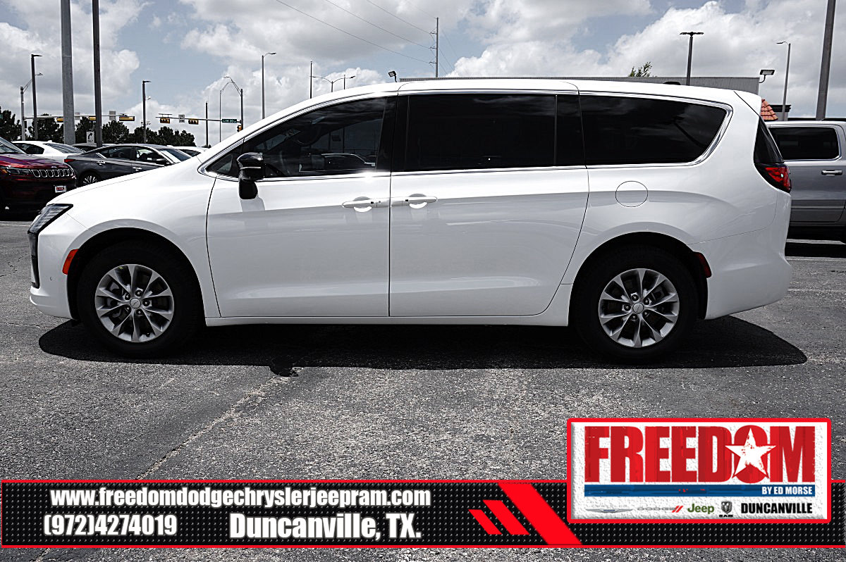New 2027 Chrysler Pacifica Select AWD/4WD image 2