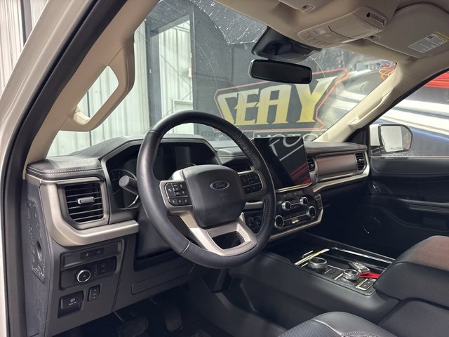 Used 2023 Ford Expedition XLT image 5