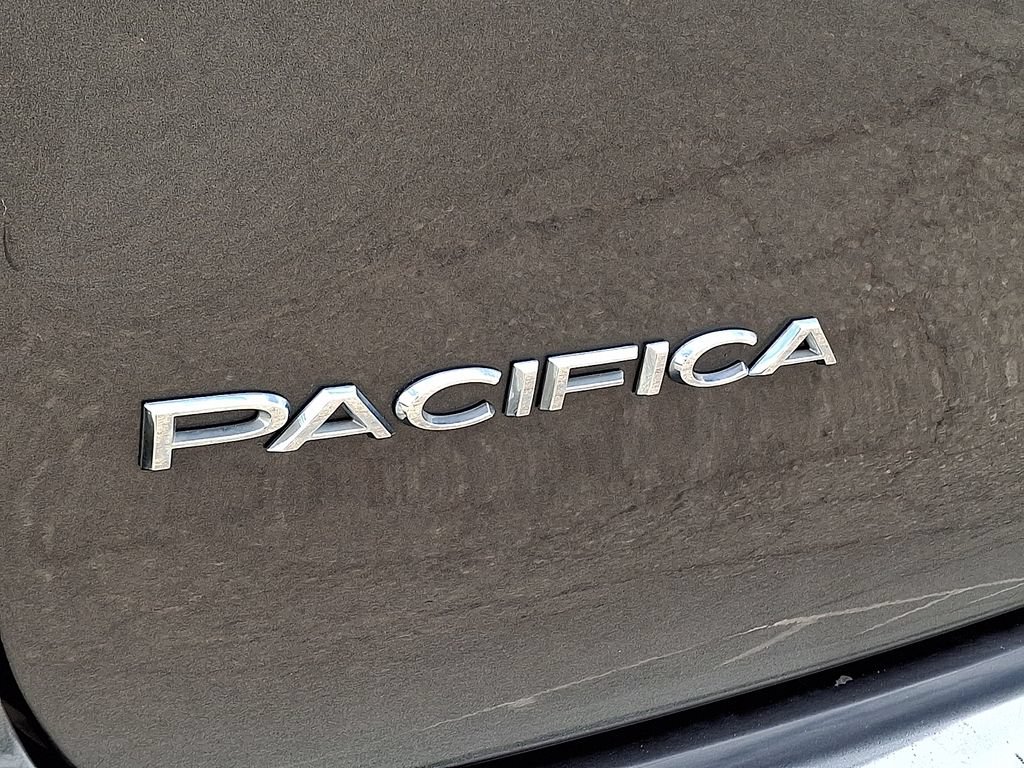 Used 2018 Chrysler Pacifica Touring-L FWD image 33