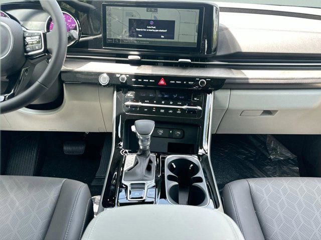 Used 2024 Kia Carnival EX image 13