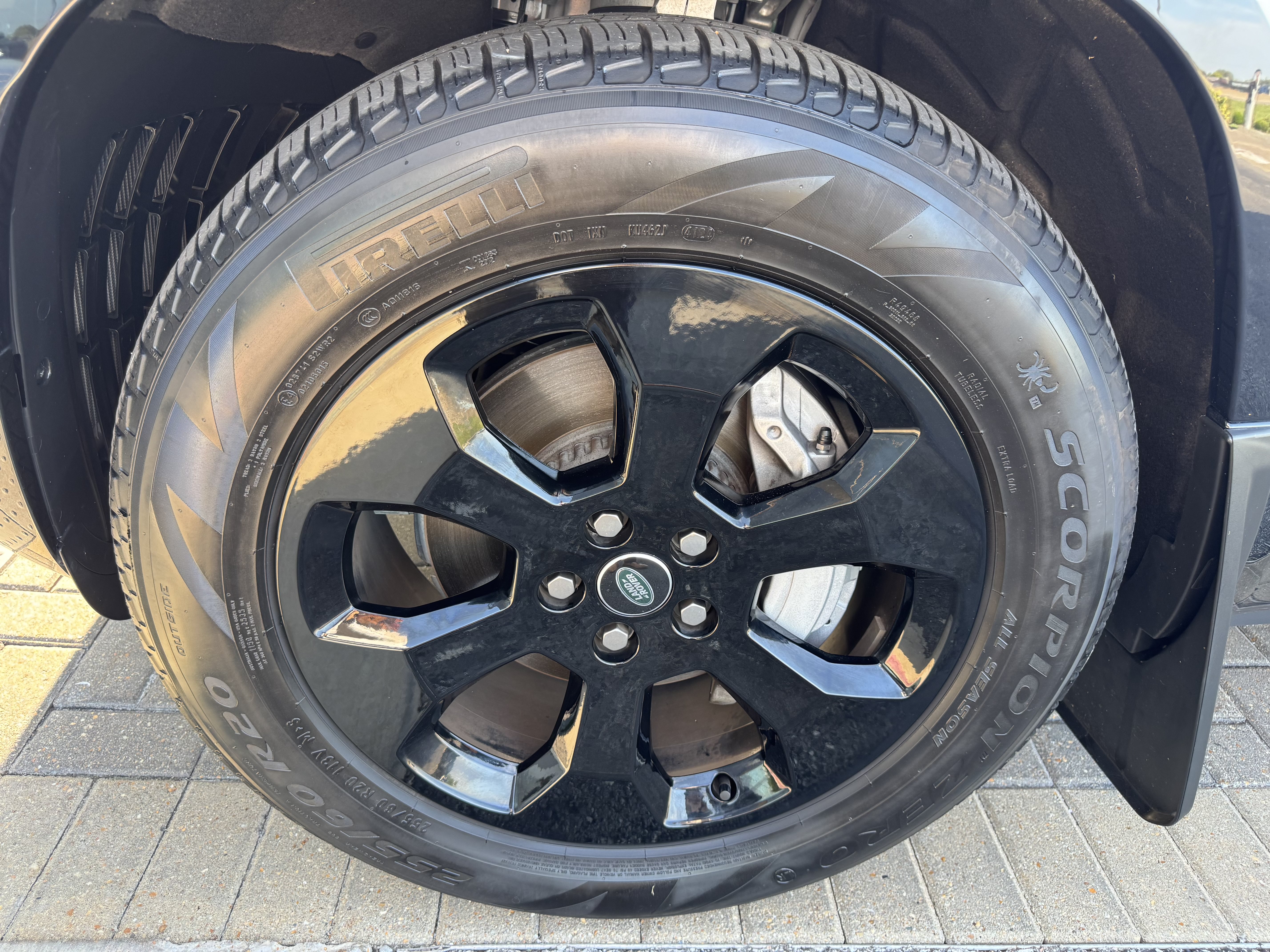 Certified 2025 Land Rover Defender 110 X-Dynamic SE AWD/4WD image 9