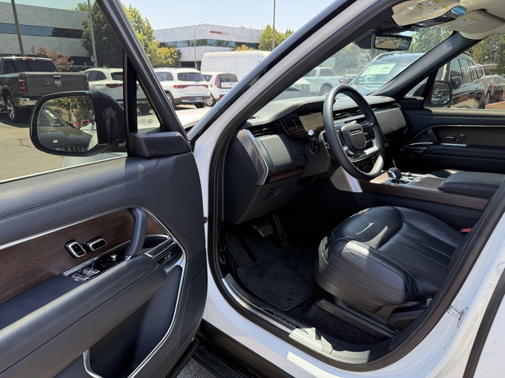 Used 2023 Land Rover Range Rover Autobiography image 7