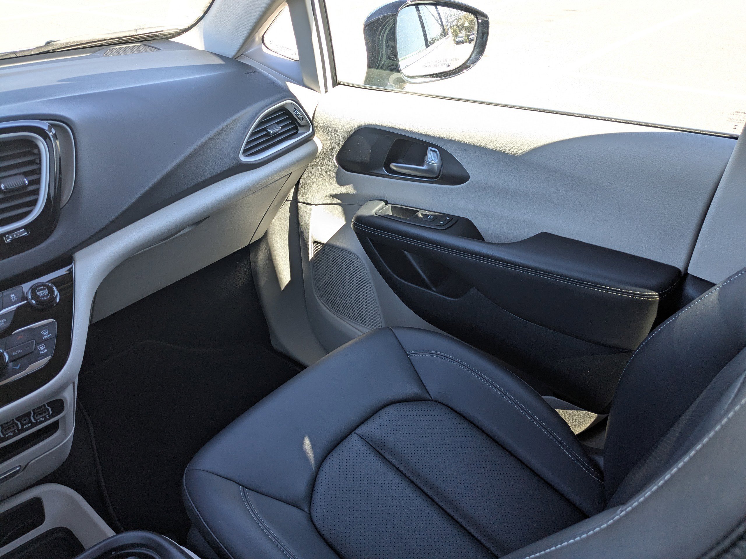 Used 2024 Chrysler Pacifica Touring-L image 19