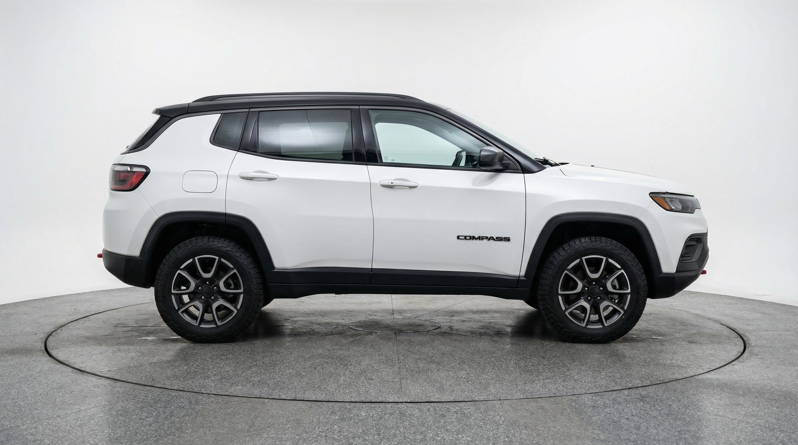 Used 2025 Jeep Compass Trailhawk AWD/4WD image 11
