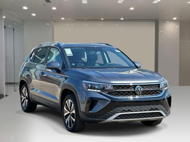 Used 2022 Volkswagen Taos SE w/ Panoramic Sunroof Package FWD image 7