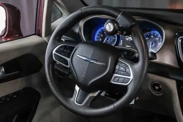 Used 2018 Chrysler Pacifica Touring Plus w/ Tire & Wheel Group FWD image 21
