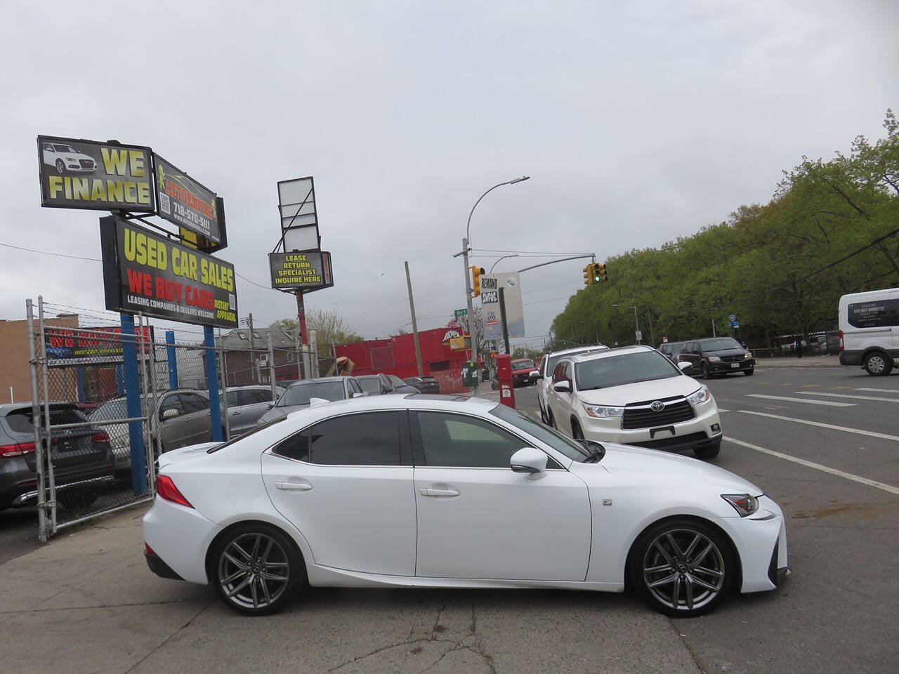 Used 2017 Lexus IS 200t F Sport w/ F Sport Package RWD image 9