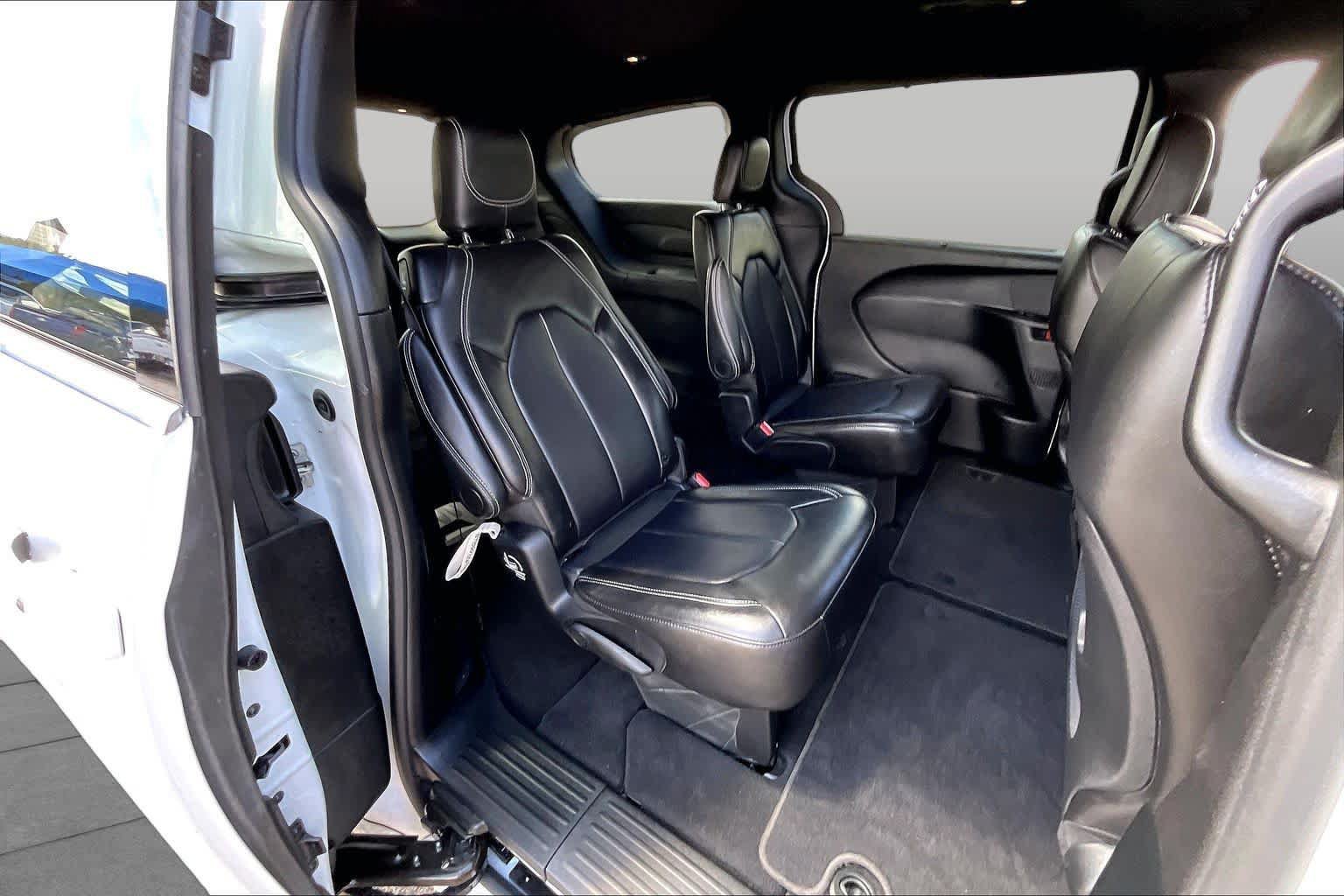 Used 2025 Chrysler Pacifica Select FWD image 18