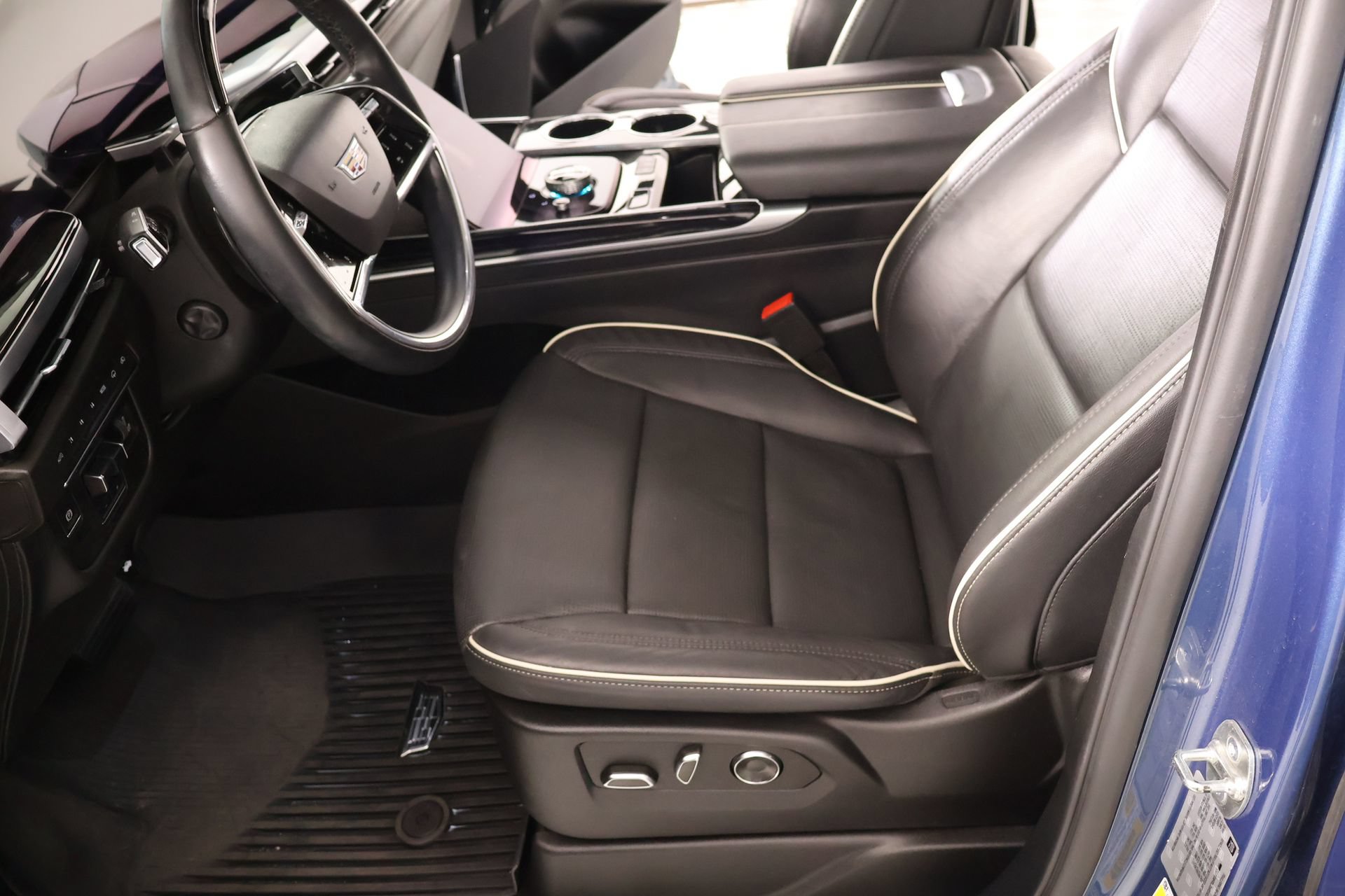 Used 2025 Cadillac Escalade Sport w/ Touring Package AWD/4WD image 9