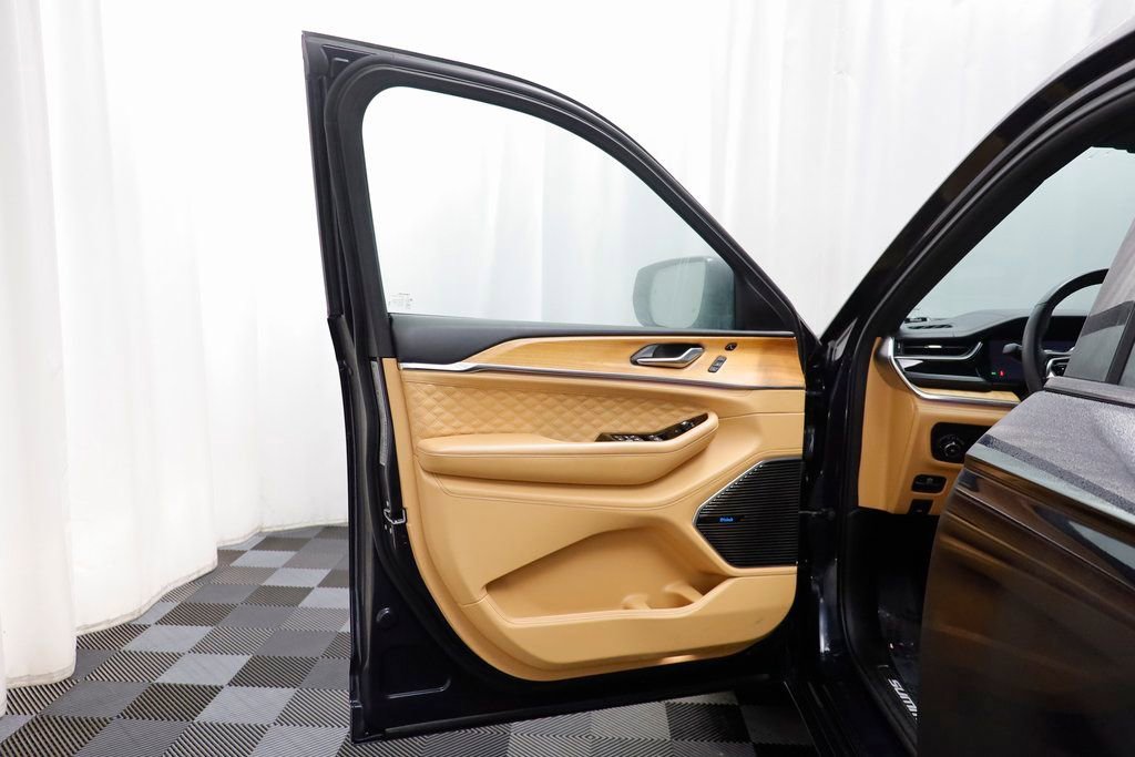 Used 2024 Jeep Grand Cherokee L Summit image 4