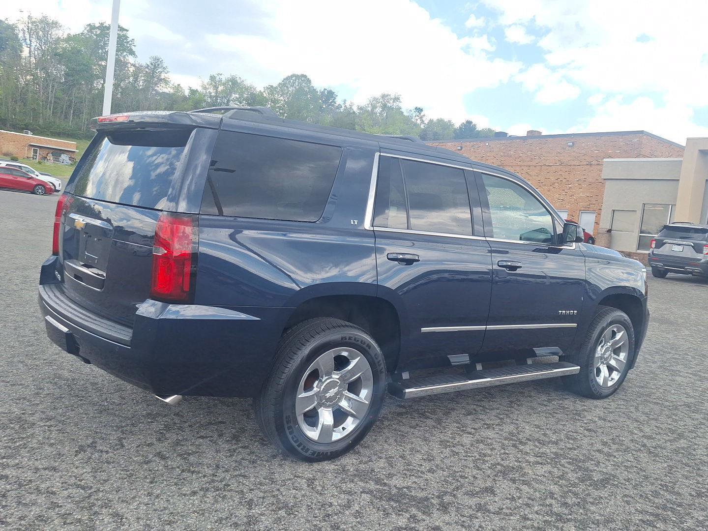 Used 2019 Chevrolet Tahoe LT w/ LT Signature Package AWD/4WD image 3